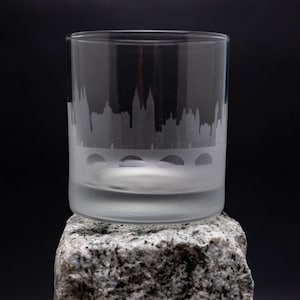 Verre à cocktail Skyline Prague République tchèque - Personnalisation GRATUITE - Cadeau pour amateur de whisky - Souvenir de voyageur urbain - Accessoires de bar - Verre à whisky