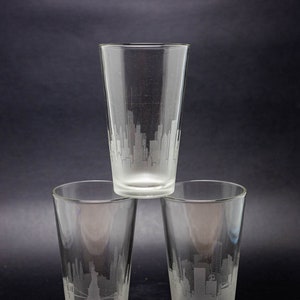 Fordern Sie eine Skyline an Individuell geätztes Pintglas Bierbecher Trinkbecher Personalisiertes urbanes Stadtbild Bitte lesen Sie die AuflistungsdetailsKarte