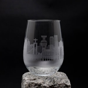 Calice da vino e calice senza stelo con skyline di Lisbona, Portogallo - Personalizzazione GRATUITA - Souvenir del viaggiatore urbano - Mappa della città incisa come ricordo immagine 1