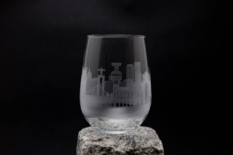 Calice da vino e calice senza stelo con skyline di Lisbona, Portogallo - Personalizzazione GRATUITA - Souvenir del viaggiatore urbano - Mappa della città incisa come ricordo immagine 1