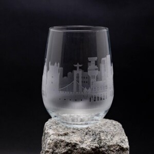 Calice da vino e calice senza stelo con skyline di Lisbona, Portogallo - Personalizzazione GRATUITA - Souvenir del viaggiatore urbano - Mappa della città incisa come ricordo immagine 5