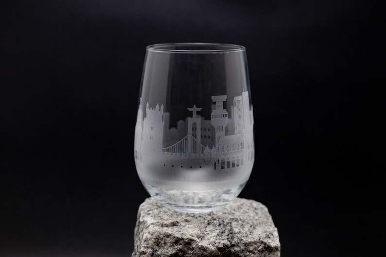 Calice da vino e calice senza stelo con skyline di Lisbona, Portogallo - Personalizzazione GRATUITA - Souvenir del viaggiatore urbano - Mappa della città incisa come ricordo immagine 5