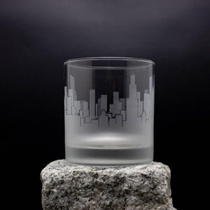 Chicago Illinois Skyline Cocktailglas - KOSTENLOSE Anpassung - Whisky-Liebhaber Geschenk - Urban Traveller Souvenir - Map Barware - Rocks Glass