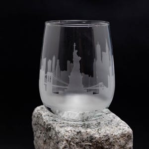 New York City (NYC) skyline wijnglas en beker zonder steel - GRATIS personalisatie - Urban Traveler Souvenir - geëtste aandenken monument