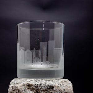 Verre à cocktail Port of Spain Trinidad Skyline - Personnalisation GRATUITE - Cadeau pour amateur de whisky - Souvenir de voyageur urbain - Accessoires de bar - Verre à whisky