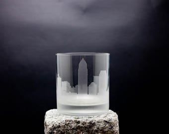 Vaso de cóctel con silueta del horizonte de Cleveland, Ohio - Personalización GRATUITA - Regalo para amantes del whisky - Recuerdo de viajero urbano - Artículos de bar con mapa - Vaso de roca