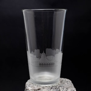 Madison Wisconsin Skyline Etched Pint Glass Beer Glass Water Glass Custom Etched Barware Gift Personalized Engraved Modern Cityscape