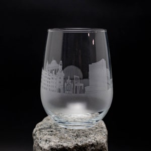 Genf Schweiz Skyline Weinglas & Stemless Becher - KOSTENLOSE Personalisierung - Urban Traveller Souvenir - Geätztes Wahrzeichen Stadt Andenken