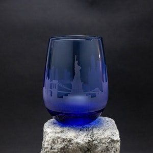 New York City (NYC) Skyline Blau Stemless Weinglas Becher - Geätztes Glas Geschenk Personalisiertes Urbanes Stadtbild - benutzerdefinierte Stielglas