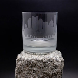 Pittsburgh Pennsylvania Skyline Custom Etched Old Fashioned Rocks Whiskey Cocktail Glass Barware Gift Personalized Engraved Cityscape Cup