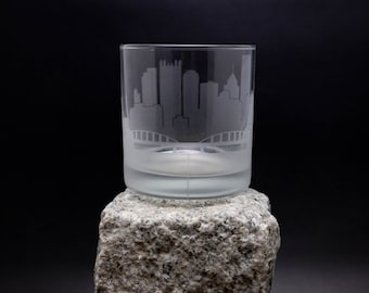 Vaso de whisky con el horizonte de Pittsburgh, Pensilvania - Personalización GRATUITA - Regalo para amantes del whisky - Recuerdo para viajeros urbanos - Artículos de bar con mapa - Vaso de whisky