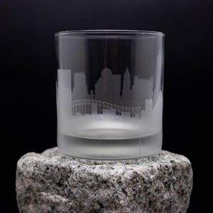 Verre à cocktail Memphis Tennessee Skyline - Personnalisation GRATUITE - Cadeau pour amateur de whisky - Souvenir de voyageur urbain - Accessoires de bar - Verre à roche