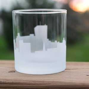 Verre à cocktail Skyline Wilmington Delaware - Personnalisation GRATUITE - Cadeau pour amateur de whisky - Souvenir de voyageur urbain - Accessoires de bar - Verre à roche