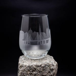 Copa de vino y copa sin tallo con el horizonte de Copenhague, Dinamarca - Personalización GRATUITA - Recuerdo de viajero urbano - Recuerdo grabado de una ciudad emblemática