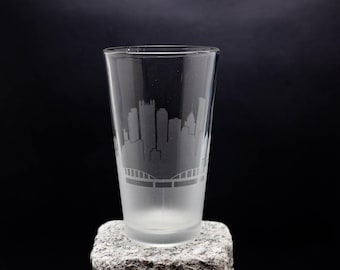 Pittsburgh Pennsylvania Skyline beer pint Glass - FREE Personalization - Home Bar Travel Souvenir - Etched Urban Map Drinking Tumbler