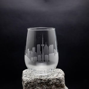Copa de vino y copa sin tallo con el horizonte de Toronto, Canadá - Personalización GRATUITA - Recuerdo de viajero urbano - Recuerdo grabado con mapa de la ciudad