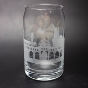 Puede incluir: Vaso de vidrio transparente con un diseño de horizonte grabado. El diseño incluye cúpulas, arcos y minaretes. El vaso es cilíndrico con una forma ligeramente curvada, adecuado para bebidas.