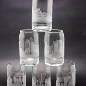 Demandez une canette en verre gravée personnalisée Skyline - Tasse à café glacée - Canette de bière en verre - Design panoramique personnalisé sur la ville - Veuillez lire les détails de l'annonce