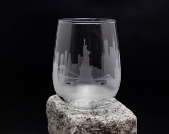 Bicchiere da vino con skyline della città di New York (NYC) e bicchiere da vino senza stelo regalo inciso - Calici personalizzati - Paesaggio urbano moderno inciso personalizzato