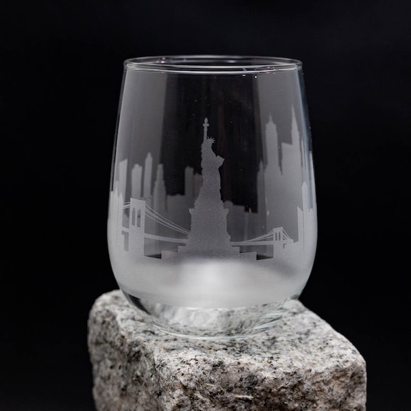 Gobelet en verre à vin Skyline de la ville de New York (NYC) et cadeau gravé dans un verre à vin sans pied - Verres à pied personnalisés - Paysage urbain moderne gravé personnalisé