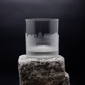 Copa de cóctel con silueta del horizonte de Madison, Wisconsin - Personalización GRATUITA - Regalo para amantes del whisky - Recuerdo para viajeros urbanos - Artículos de bar con mapa - Vaso de whisky