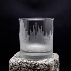 Barcelona Spanien Skyline Cocktailglas - KOSTENLOSE Anpassung - Whisky-Liebhaber Geschenk - Urban Traveller Souvenir - Map Barware - Rocks Glass