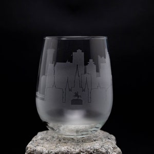 New Orleans Louisiana Skyline Weinglas & Stemless Becher - KOSTENLOSE Personalisierung - Urban Traveller Souvenir - Geätzte Wahrzeichenkarte