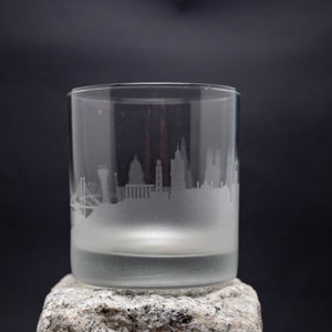 Copa de cóctel con el horizonte de Edimburgo, Escocia - Personalización GRATUITA - Regalo para amantes del whisky - Recuerdo de viajero urbano - Artículos de bar con mapa - Vaso de whisky