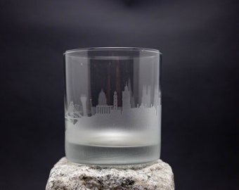 Tazza con paesaggio urbano inciso personalizzato con skyline di Edimburgo, Scozia, rocce incise vecchio stile, bicchiere da cocktail da whisky, regalo personalizzato