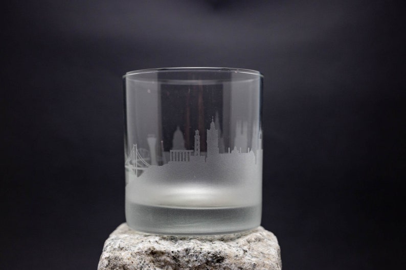 Copa de cóctel con el horizonte de Edimburgo, Escocia - Personalización GRATUITA - Regalo para amantes del whisky - Recuerdo de viajero urbano - Artículos de bar con mapa - Vaso de whisky imagen 1