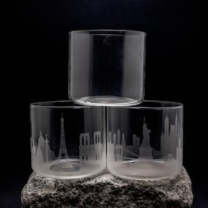 Benutzerdefinierte Anfrage Eine Skyline individuell geätzte Doppel-Cocktailglasbecher im spanischen Stil - KOSTENLOSE Personalisierung - Stadtbild - Kerzenhalter