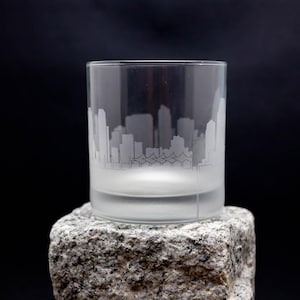 Verre à cocktail San Diego California Skyline - personnalisation gratuite - cadeau pour amateur de whisky - souvenir de voyageur urbain - carte barware