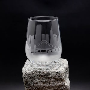 Copa de vino y copa sin tallo con el horizonte de San Francisco, California - Personalización GRATUITA - Recuerdo de viajero urbano - Mapa de lugares emblemáticos grabado