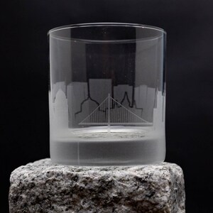 Verre à cocktail Oakland California Skyline - personnalisation gratuite - cadeau pour amateur de whisky - souvenir de voyageur urbain - carte barware - verre à roche