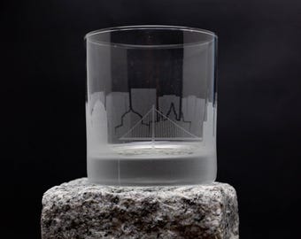 Vaso de cóctel con silueta del horizonte de Oakland, California - Personalización GRATUITA - Regalo para amantes del whisky - Recuerdo de viajero urbano - Artículos de bar con mapa - Vaso de roca