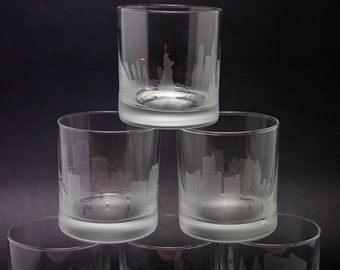 Solicite un juego de regalo de vasos de whisky Old Fashioned Rocks con grabado personalizado de Skyline. Lea el listado. Personalización GRATUITA. Paisaje urbano
