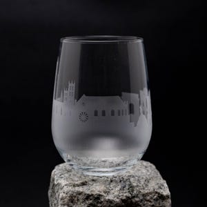 Montpellier, Frankrijk Skyline, wijnglas en beker zonder steel
