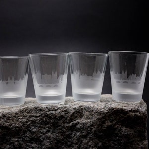 Skyline de Prague, République tchèque, lot de 4 - 2 oz Verres à liqueur cadeaux personnalisés Personnalisation GRATUITE - Carte urbaine de paysage urbain moderne gravé