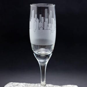 Chicago Chicago Skyline Champagner Flöte - KOSTENLOSE Personalisierung - Geätzte Urban City Wahrzeichen Karte - Benutzerdefinierte Barware Essentials