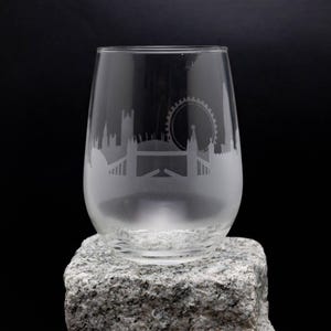 Copa de vino y copa sin tallo con el horizonte de Londres, Inglaterra (Reino Unido) - Personalización GRATUITA - Recuerdo de viajero urbano - Recuerdo grabado de una ciudad emblemática