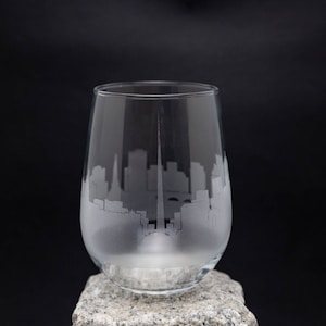 Dublin Irland Skyline Weinglas & Stemless Becher - KOSTENLOSE Personalisierung - Urban Traveller Souvenir - Geätztes Stadt-Landkarten-Andenken