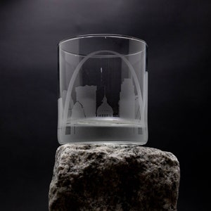 Verre à cocktail St. Louis Missouri Skyline - Personnalisation GRATUITE - Cadeau pour amateur de whisky - Souvenir de voyageur urbain - Accessoires de bar - Verre à roche