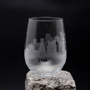 Calice da vino e calice senza stelo con skyline di Lisbona, Portogallo - Personalizzazione GRATUITA - Souvenir del viaggiatore urbano - Mappa della città incisa come ricordo immagine 4