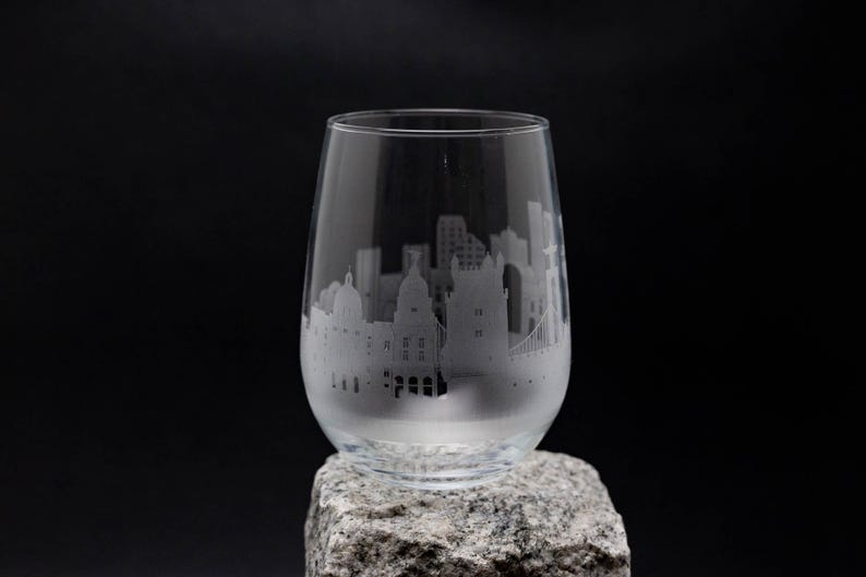 Calice da vino e calice senza stelo con skyline di Lisbona, Portogallo - Personalizzazione GRATUITA - Souvenir del viaggiatore urbano - Mappa della città incisa come ricordo immagine 4