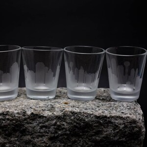 Juego de 4 vasos de chupito de 2 oz con el horizonte de Dallas, Texas: artículos de bar personalizados, personalización GRATUITA, paisaje urbano moderno grabado