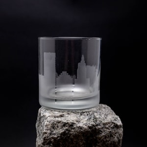 Verre à cocktail Providence Rhode Island Skyline - Personnalisation GRATUITE - Cadeau pour amateur de whisky - Souvenir de voyageur urbain - Carte de bar -