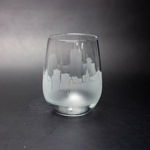 Calice da vino e calice senza stelo con skyline di Quebec City, Canada - Personalizzazione GRATUITA - Souvenir del viaggiatore urbano - Ricordo della città punto di riferimento inciso