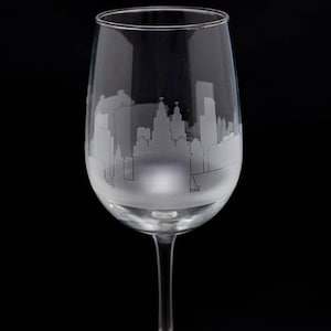 Copa de vino y copa sin tallo con el horizonte de Liverpool, Inglaterra - Personalización GRATUITA - Recuerdo de viajero urbano - Mapa de monumento de la ciudad grabado como recuerdo