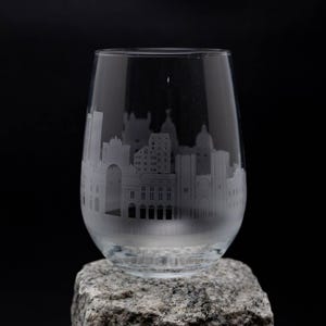 Calice da vino e calice senza stelo con skyline di Lisbona, Portogallo - Personalizzazione GRATUITA - Souvenir del viaggiatore urbano - Mappa della città incisa come ricordo immagine 2