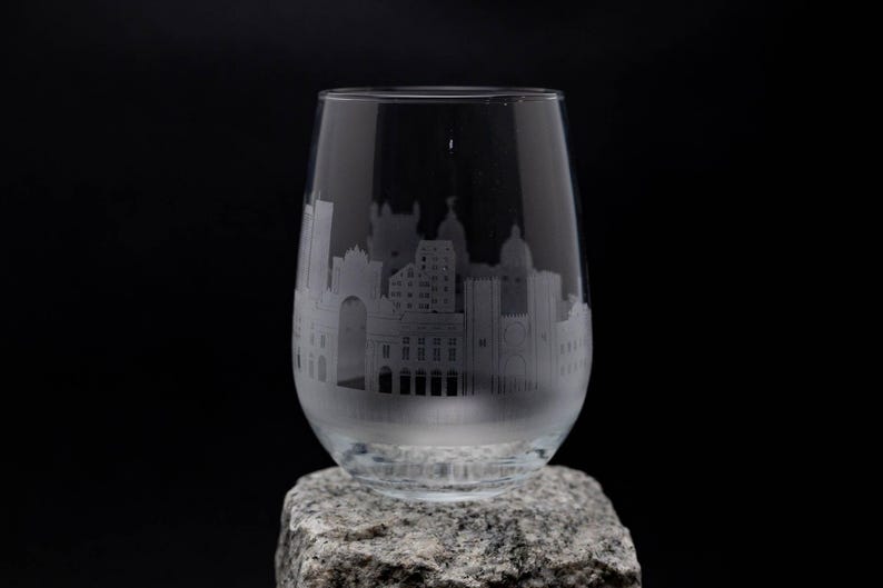 Calice da vino e calice senza stelo con skyline di Lisbona, Portogallo - Personalizzazione GRATUITA - Souvenir del viaggiatore urbano - Mappa della città incisa come ricordo immagine 2
